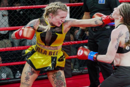 Thể thao - Đả nữ "Ong sát thủ" xăm từ chân tới mặt, nhìn thôi đã "tim đập chân run"