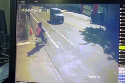 Chuyện lạ quanh ta - Clip màn qua đường "bất ổn" của đôi bạn thân khiến dân mạng dở khóc dở cười