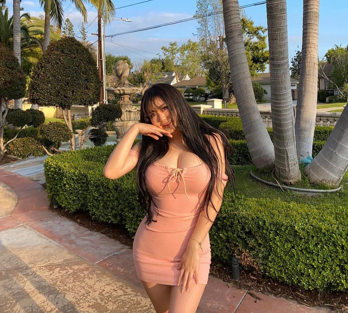 Một chiếc váy bodycon đơn sắc nhưng cũng đủ giúp "nàng béo Trung Quốc" tự tin đi dạo phố.