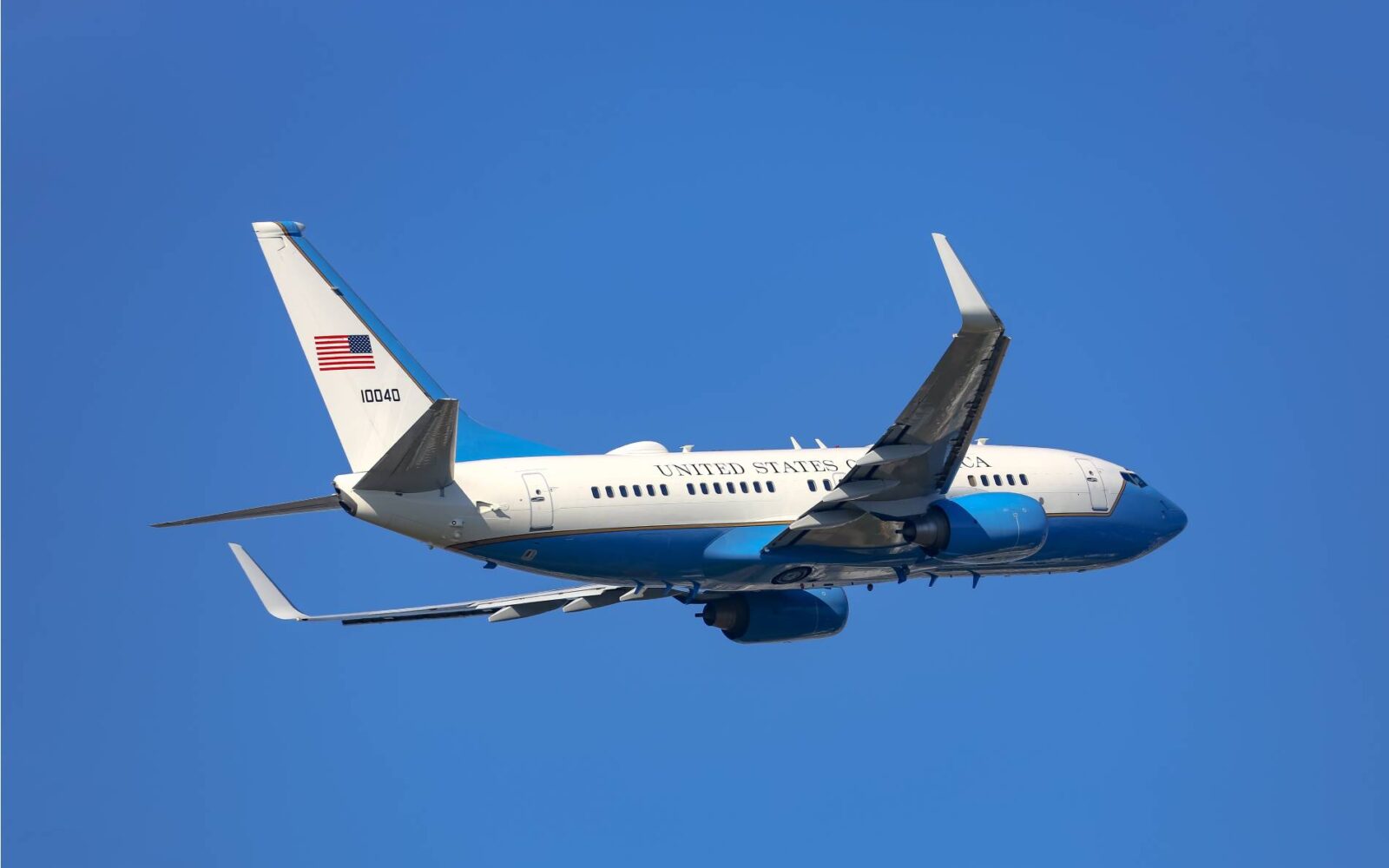 Tổng thống Ukraine Volodymyr Zelensky tới Washington trên chiếc Boeing C-40.