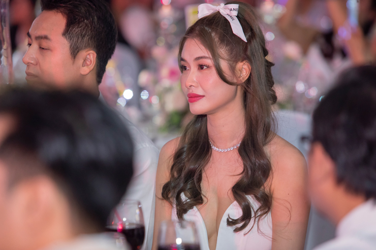 Cựu hot girl Thủy Anh - bà xã Đăng Khôi cũng lắng đọng trong những giây phút xúc động của tiệc cưới