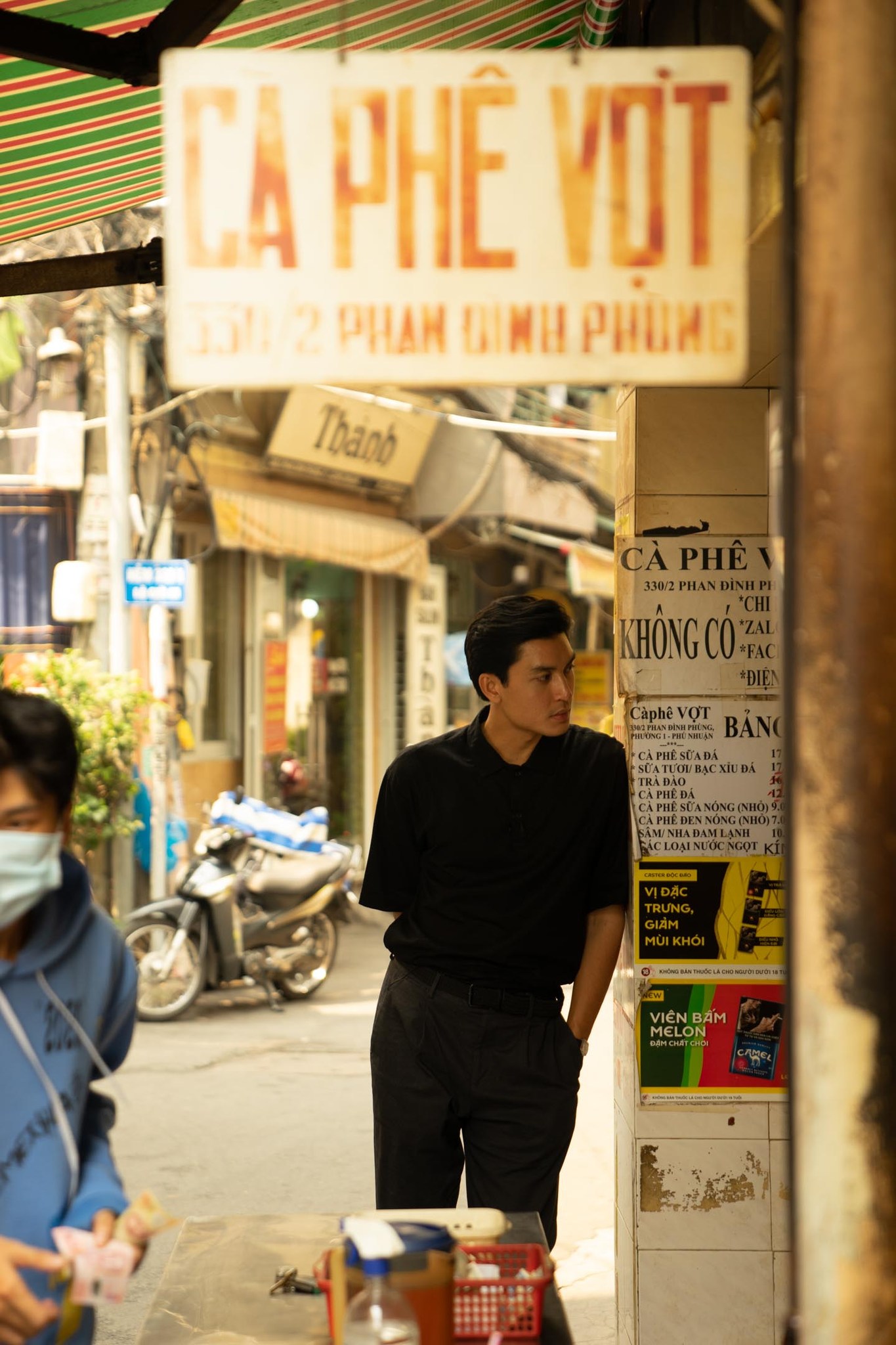 Thi thoảng, người ta còn bắt gặp một Quang Đại giản dị trong chiếc áo linen và quần tây đi uống cafe.