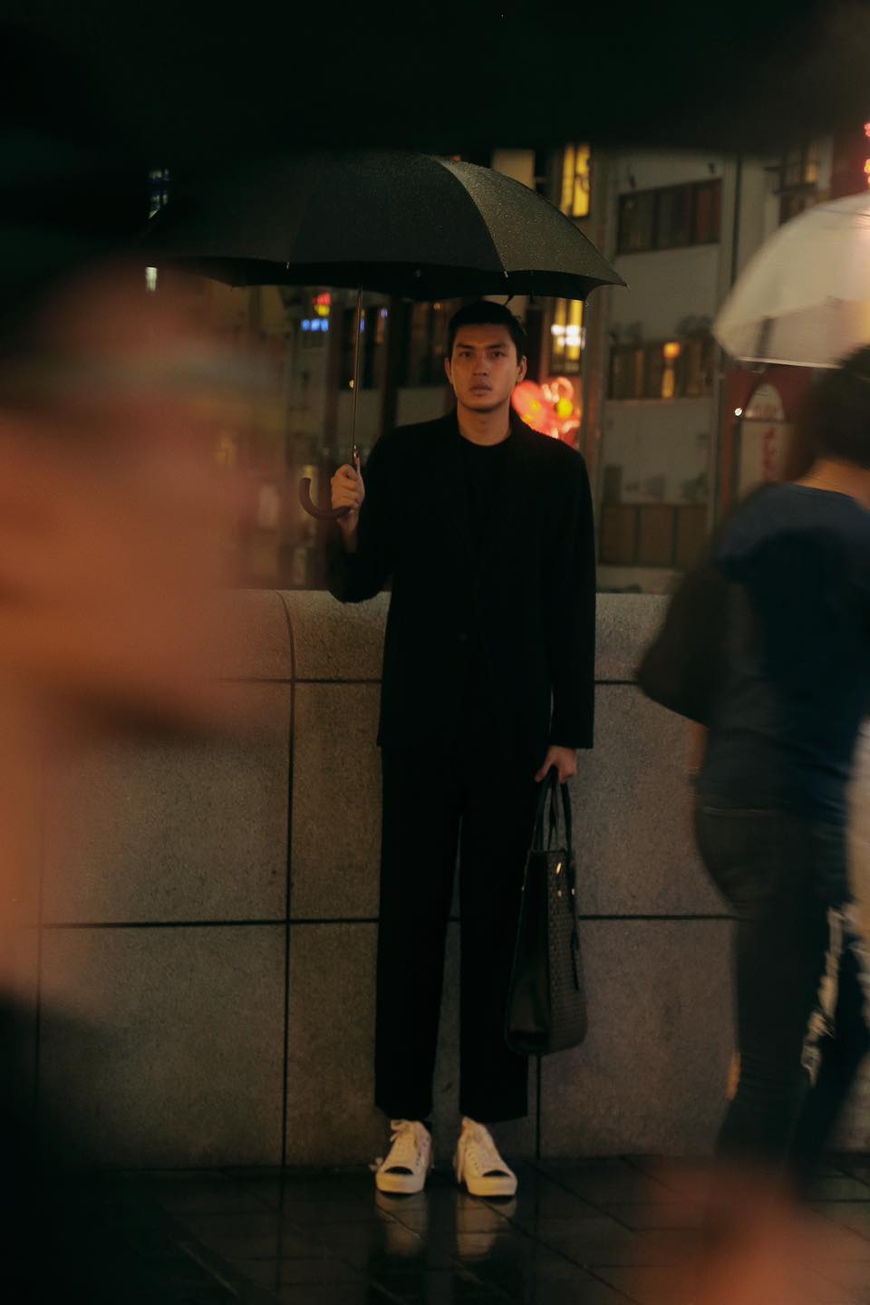 Những bộ suit nam tính được Quang Đại phối khéo léo, tài tình theo street style kết hợp giày thể thao năng động.