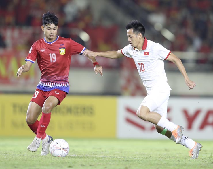 Văn Quyết tỏ ra không hài lòng với trọng tài chính ở pha tranh chấp phút 78 trận gặp Lào