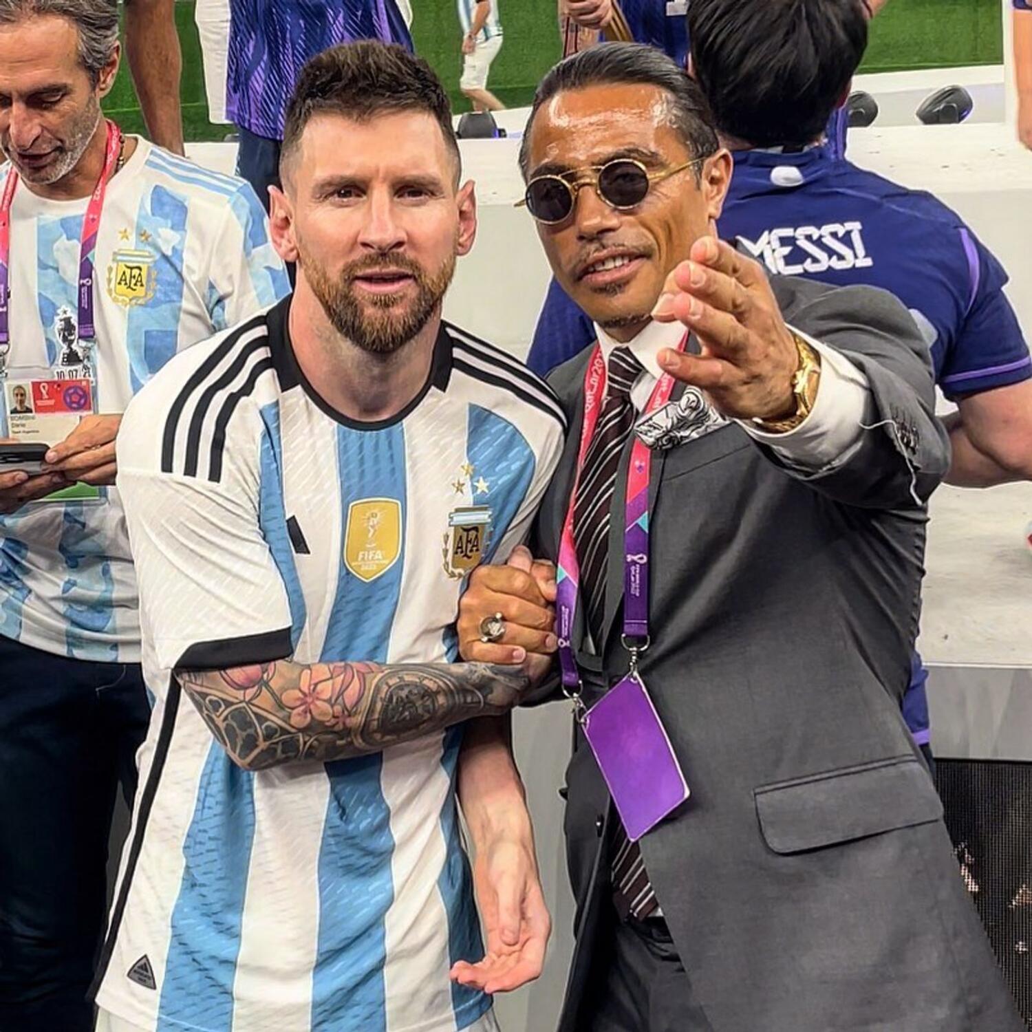 "Thánh rắc muối" chèo kéo Messi để được chụp ảnh đăng lên mạng xã hội sau trận chung kết. Ảnh: Twitter