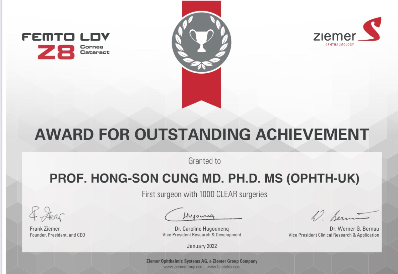 Bằng Khen hãng Ziemer - Thuỵ Sĩ. Chứng nhận PGS-TS- BS. Cung Hồng Sơn là phẫu thuật viên đầu tiên trên thế giới đạt số lượng 1.000 ca mổ CLEAR, tính đến tháng 1/2022.