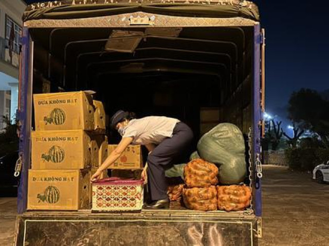 Thị trường - Tiêu dùng - Liên tiếp phát hiện hơn 1 tấn hoa quả nhập lậu trong đêm