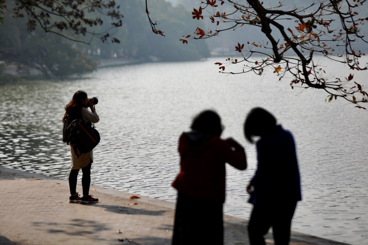 Du khách thường đến Hồ Gươm như để tìm lại nét hoài cổ của Hà Nội ngàn năm văn hiến