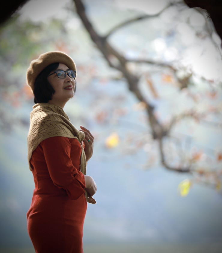 Cứ vào dịp cuối năm, cây mõ trăm tuổi bên hồ Hoàn Kiếm (Hà Nội) lại thay lá màu vàng rực cả góc hồ đẹp thơ mộng như trời Âu, thu hút nhiều người đến check-in.