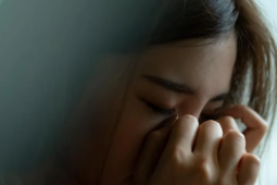 Bạn trẻ - Cuộc sống - Đến nhà bạn trai, thấy người con gái ngồi trong phòng tối mà tôi đau lòng