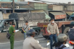 Tin tức trong ngày - Băng qua Quốc lộ 1, người phụ nữ bị xe đầu kéo cuốn vào gầm