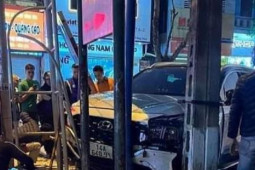 Tin tức trong ngày - Tạm giữ tài xế ô tô gây tai nạn liên hoàn khiến 4 người thương vong