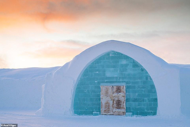 Ở thị trấn nhỏ Jukkasjärvi phía bắc Thụy Điển có một khách sạn băng nổi tiếng, chỉ mở cửa khoảng 6 tháng. Vì lý do khí hậu, khách sạn Igloo chỉ mở cửa cho công chúng tham quan từ tháng 12 đến tháng 4 năm sau.
