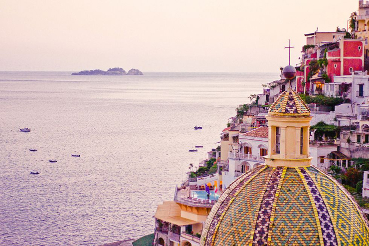 Khách sạn Le Sirenuse, Positano, Italia nằm cao trên một vách đá bên bờ biển Amalfi. Nơi bạn có thể phóng tầm mắt từ cửa phòng của mình ra phía biển trong vắt và ngắm nhìn những ngôi nhà đầy màu sắc xung quanh. Tất cả những gì bạn cần làm là ngồi gác chân lên ghế, nhâm nhi lon soda mát lạnh.
