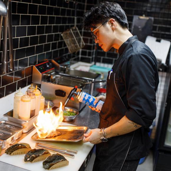 Nhờ có kinh nghiệm kinh doanh nhà hàng nên khả năng nấu nướng của Huy Trần cực kì điêu luyện.