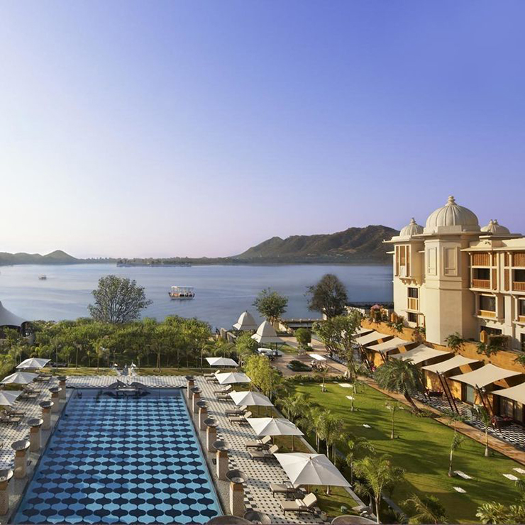 Cung điện Leela, Udaipur, Ấn Độ mang tới tầm nhìn từ ban công hướng ra hồ Pichola. Hồ được xây dựng vào năm 1362, có thể thấy dãy núi Aravalli mù sương nằm ở phía xa.
