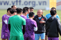 HLV Park Hang Seo trêu tiền đạo ĐT Việt Nam tạo dáng như Ronaldo