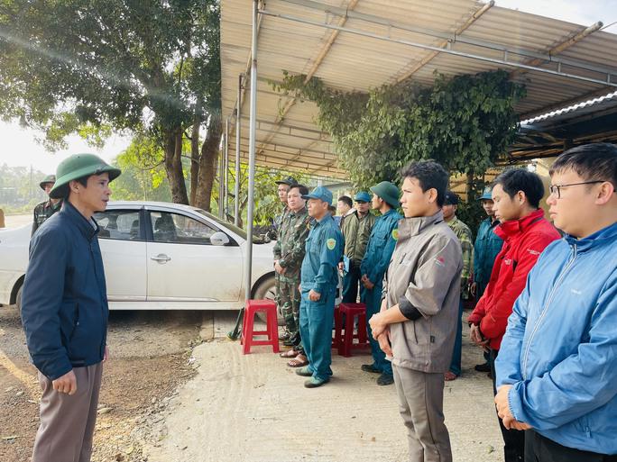 Ông Võ Đắc Hóa, Chủ tịch UBND huyện Gio Linh động viên lực lượng tham gia phát quang khu "rừng ma" thôn Ba De