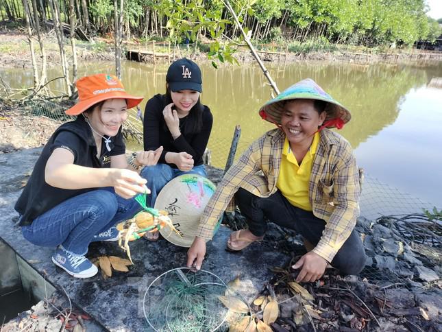 “Tôi cảm thấy trải nghiệm câu cua thật lý thú. Đặc biệt là khi nhấc cần câu lên từ từ và dùng cây vợt vớt con cua thì cảm giác thật sung sướng. Du khách đến Mũi Cà Mau nên trải nghiệm thử một lần câu cua để tận hưởng trọn vẹn cảm giác này”, anh Xia chia sẻ.