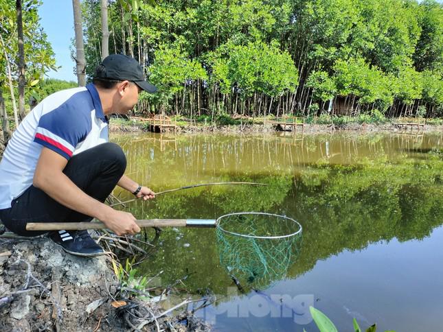 Muốn vợt được cua phải nương theo chúng, từ từ đưa lên. Cua mê ăn, bỏ chân bám đất, càng kẹp chặt con mồi, theo đà kéo từ từ trồi lên mặt nước. Vừa thấy càng cua hiện ra, người câu dùng vợt xúc thật nhanh, là tóm gọn.