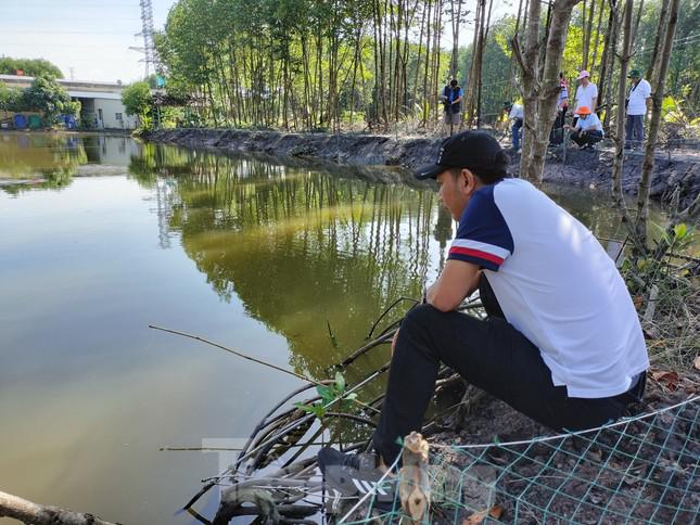 Du khách Nguyễn Bảo Xia ở TP. Cà Mau cho biết, hoạt động câu cua hình thành từ rất lâu đời. Từ ngày xưa, người dân dùng cần câu kết nối sợi dây chì nhưng không phải lưỡi câu móc vào miếng mồi để “săn” cua.