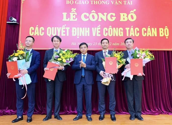 Bộ trưởng GTVT Nguyễn Văn Thắng trao quyết định điều động, bổ nhiệm cho các cán bộ thuộc 5 đơn vị trực thuộc