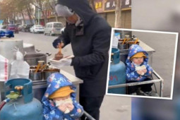 Bạn trẻ - Cuộc sống - Mẹ đăng ảnh con trai ngồi ăn bánh, dân tình nhanh chóng chỉ ra mối nguy hiểm