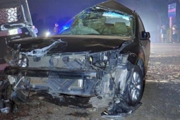 Tin tức trong ngày - Xe Camry lao vào cổng sắt, 2 người trên xe tử vong