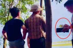 Tin tức trong ngày - Khách du lịch 'bụi' bị trấn lột ở hồ Trị An: 'Không đóng tiền, coi có yên được không?'