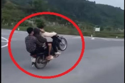 Tin tức trong ngày - Clip: 3 “quái xế” đu bám, bốc đầu xe máy làm điều liều lĩnh gây phẫn nộ