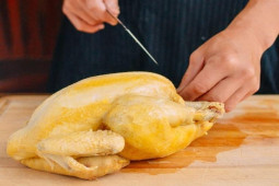 Ẩm thực - Cách chặt gà nguyên con đơn giản, đẹp mắt khiến ai cũng trầm trồ khi thấy thành quả
