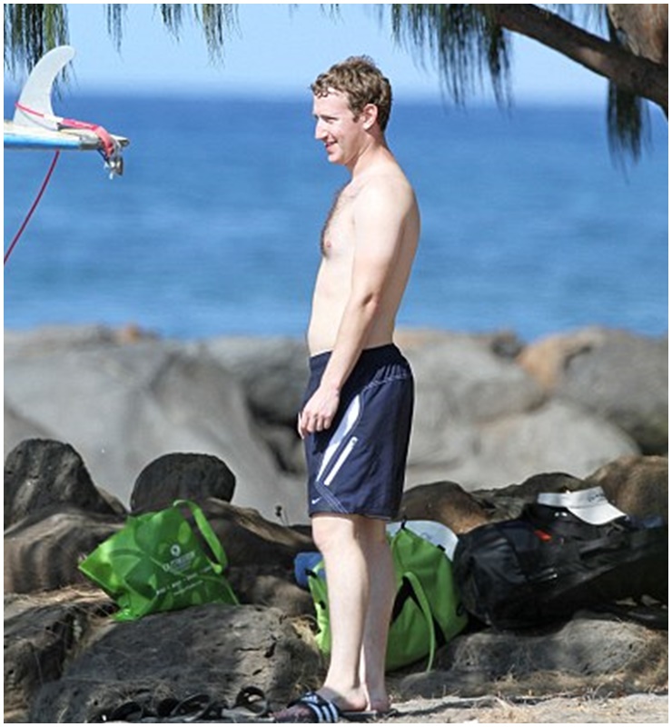 Mark Zuckerberg, ông chủ Facebook đình đám, rất ít khi để lộ body trên truyền thông. Một bức ảnh hiếm hoi cho thấy ông bán nude khi đi nghỉ dưỡng ở biển. Ngoại hình của Mark Zuckerberg khá cân đối.

