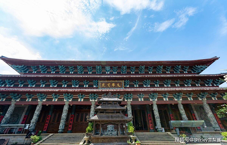 Chùa Vạn Phật là thánh địa Phật giáo quy mô lớn ở Phúc Châu, được mệnh danh là &#34;ngôi chùa đầu tiên ở phía đông nam&#34;.&nbsp;
