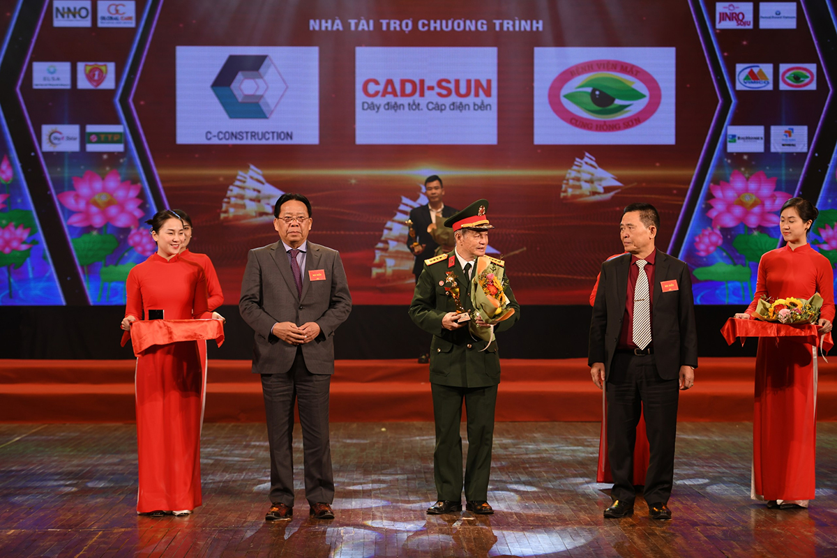 Bệnh Viện Mắt Hồng Sơn được vinh danh Top 10 Dịch Vụ được người Việt tin dùng năm 2022 - 4