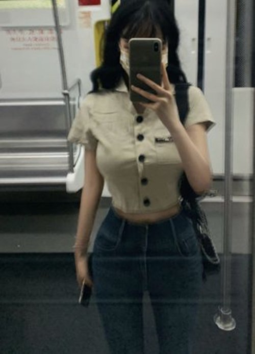 Chụp ảnh trên tàu điện ngầm, cô gái này &#34;nổi như cồn&#34; vì chiếc áo lộ vòng eo &#34;vô thực&#34; - 1