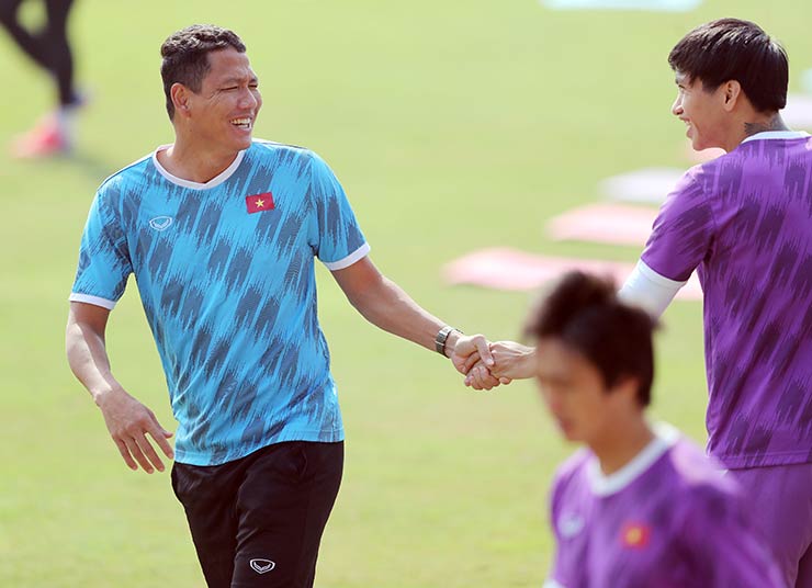 Buổi tập của ĐT Việt Nam trên sân trung tâm đào tạo bóng đá trẻ Việt Nam bắt đầu từ 10h15 sáng 23/12. Các tuyển thủ Việt Nam bước ra sân tập với tâm lý khá thoải mái, sau khi thắng đậm Lào 6-0 để giành 3 điểm đầu tiên ở bảng B AFF Cup 2022