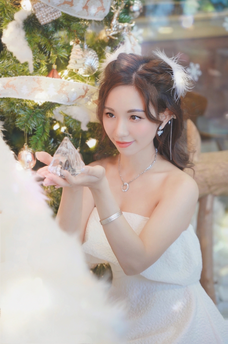 Á khôi 9x đa tài Nghiêm Hoàng Diễm Anh đẹp tựa công chúa tuyết trong bộ ảnh Noel - 1