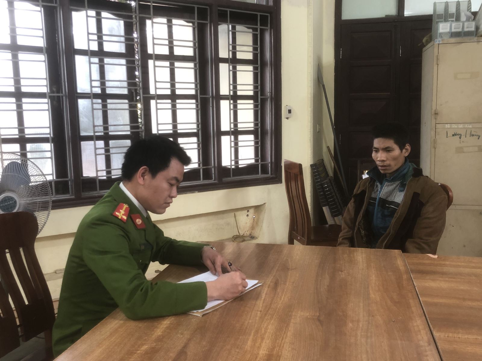 Bùi Quyết Thắng tại trụ sở công an.