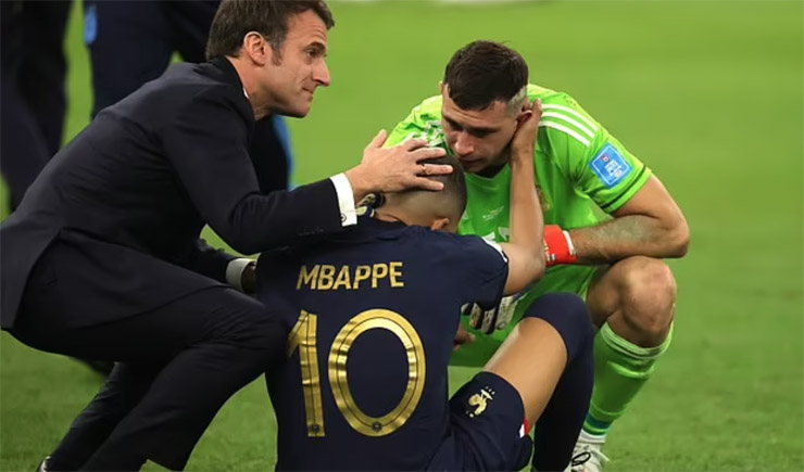 Martinez vờ an ủi Mbappe sau trận chung kết World Cup 2022