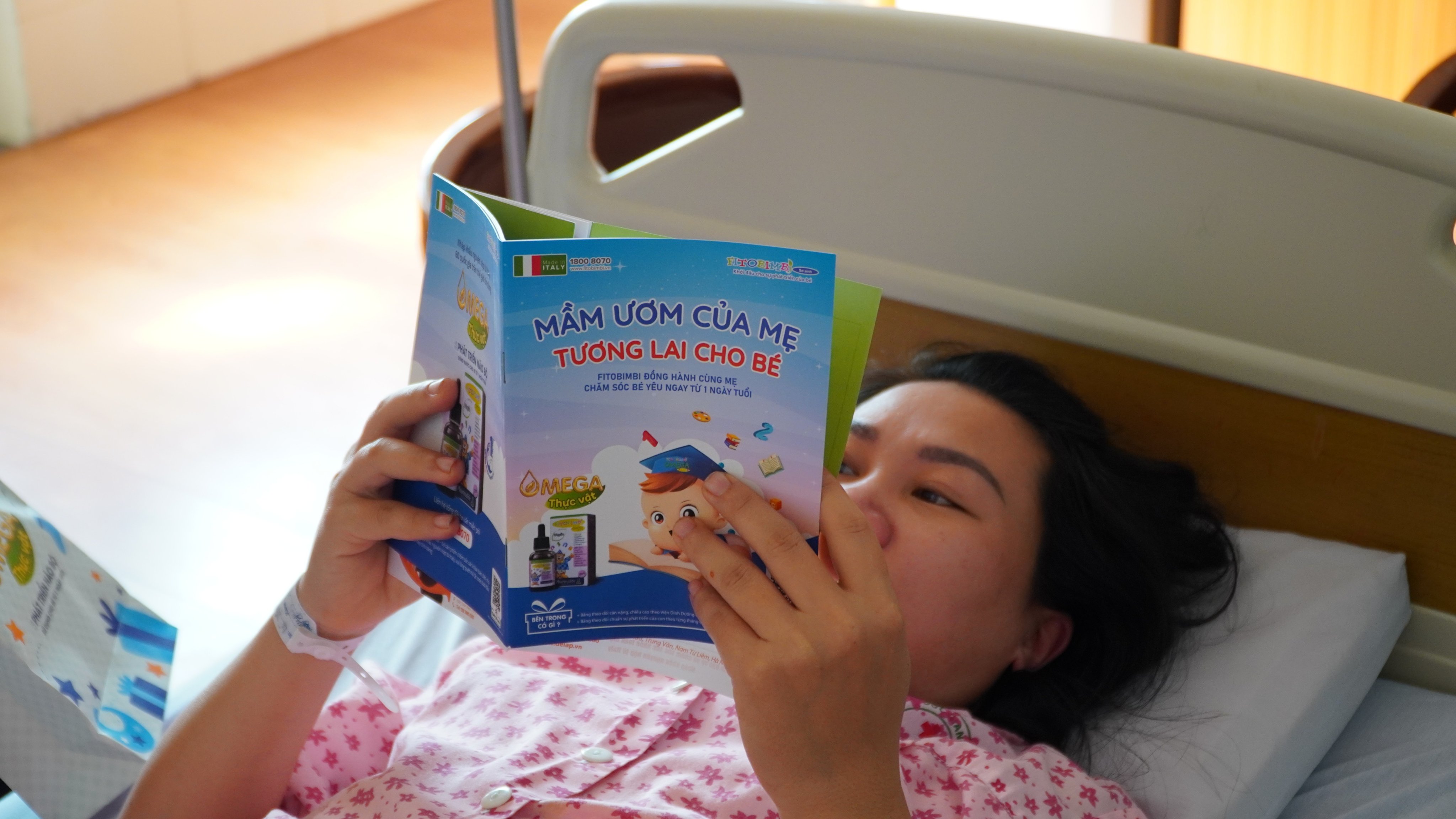 Đại diện hàng hàng mang những món quà Noel ấm áp dành tặng mẹ và bé tại bệnh viện Đức Giang