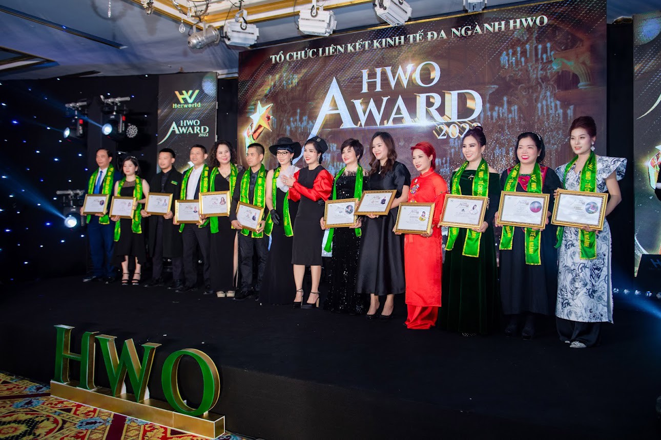 Đại diện ban tổ chức chương trình trao bằng tri ân các cá nhân thuộc tổ chức đã có những đóng góp ý nghĩa, góp sức cùng nhau tạo nên thành công của chương trình