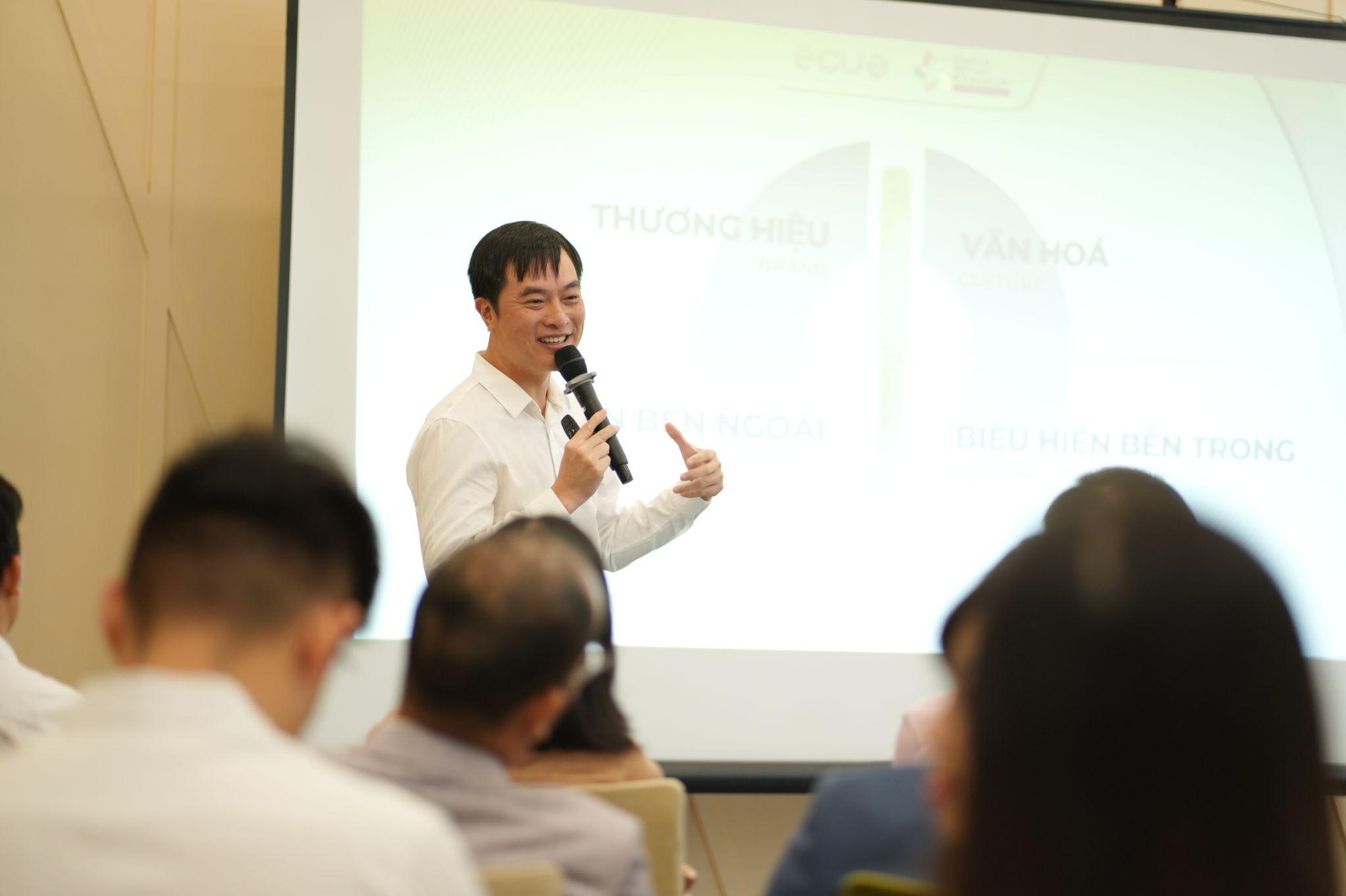 Ông Phạm Duy Hiếu với bài chia sẻ về “Văn hoá doanh nghiệp như nền móng phát triển bền vững của doanh nghiệp”