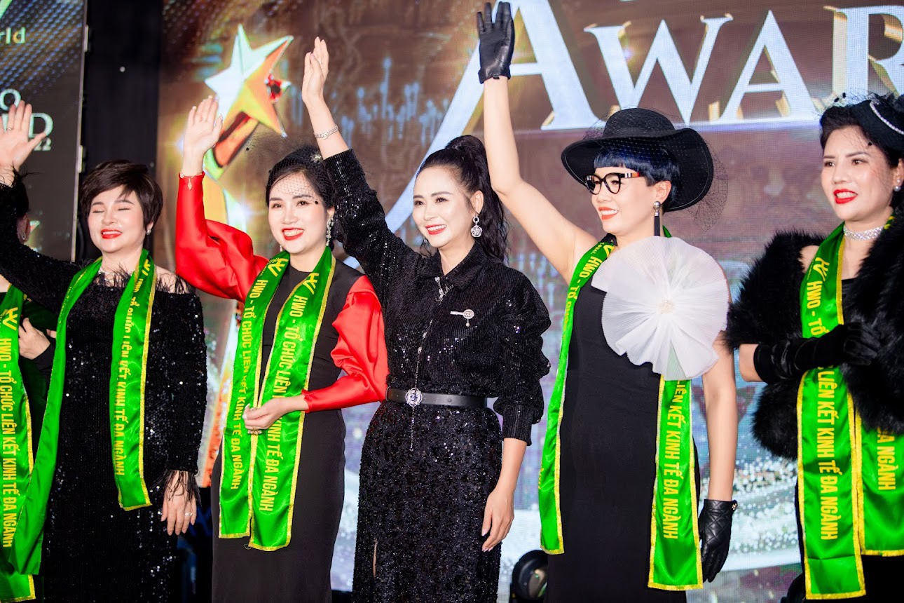 Bà Nguyễn Nhung - Chủ tịch khối kinh tế doanh nghiệp nhỏ và vừa HWO Việt Nam; Bà Đỗ Hương Ly Quyền chủ tịch điều hành toàn cầu HWO Global - Bà Bùi Thanh Hương - Chủ tịch sáng lập và điều hành HWO Global - Bà Bùi Thuý Hằng - Chủ tịch HWO Việt Nam -bà Nguyễn Thuý Nga Chủ tịch khối ngành HWO Việt Nam (Từ trái qua)