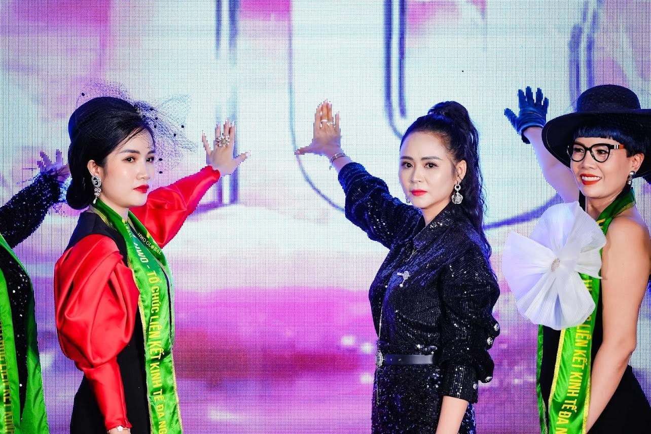 Chủ tịch sáng lập và điều hành HWO Global - bà Bùi Thanh Hương, Quyền Chủ tịch điều hành toàn cầu HWO Global - bà Đỗ Hương Ly; Chủ tịch HWO Việt Nam - bà Bùi Thuý Hằng trong giây phút đặc biệt của chương trình