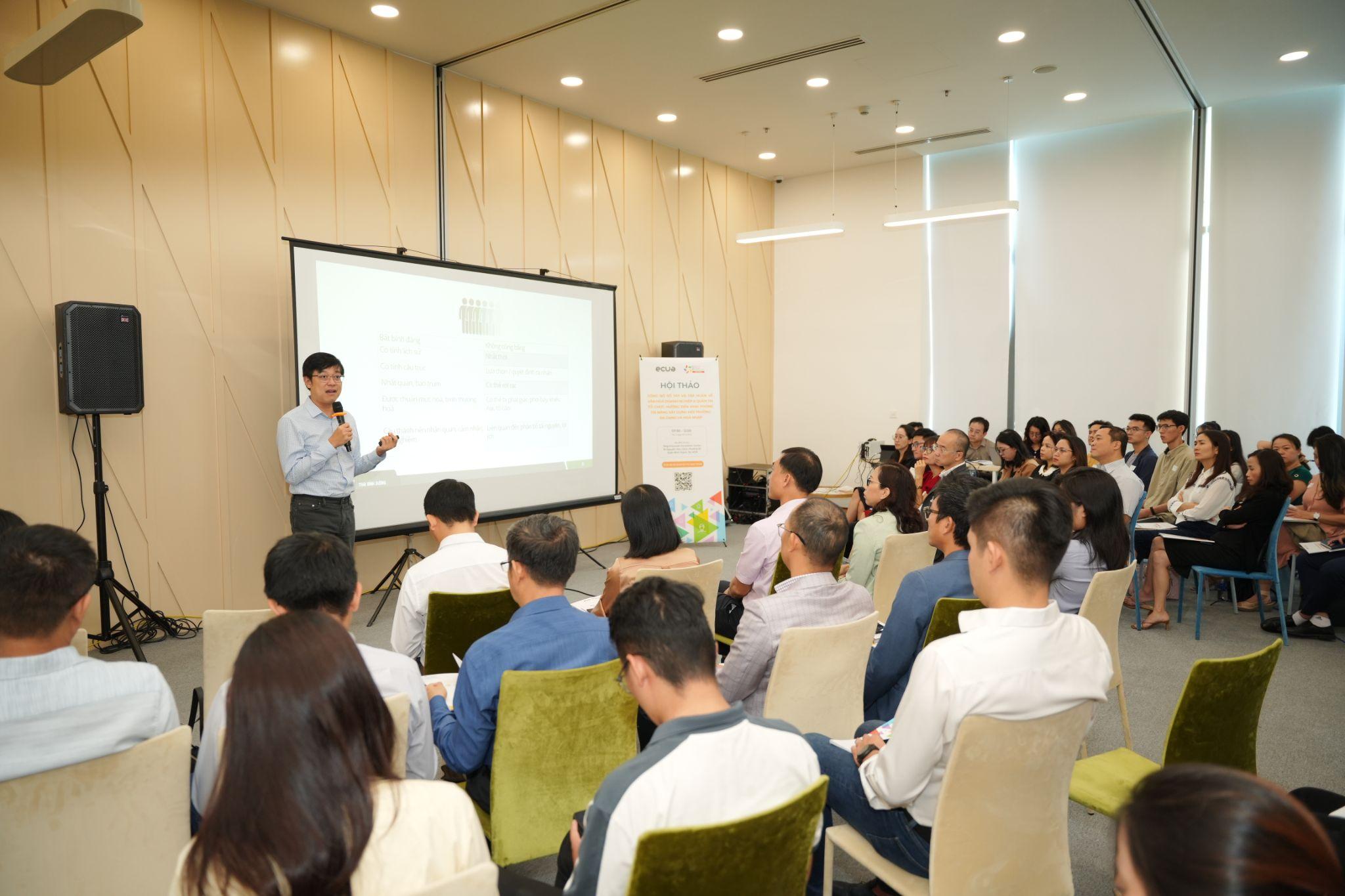 Ông Phạm Quốc Lộc với phần trình bày “Bình đẳng giới trong văn hoá doanh nghiệp và quản trị tổ chức”