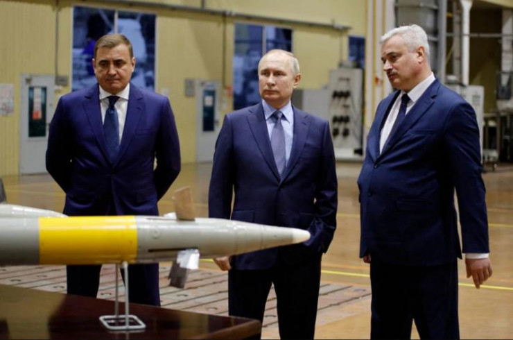 Tổng thống Nga Vladimir Putin thăm nhà máy chế tạo máy Shcheglovsky Val, một công ty con của Cục thiết kế thiết bị KBP, ở Tula, Nga. Ảnh: Reuters.