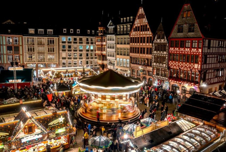 Người dân mua sắm tại khu chợ Giáng sinh truyền thống ở thành phố Frankfurt (Đức). Ảnh: AP