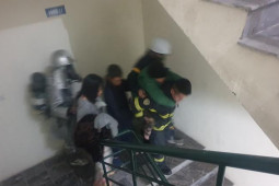 Tin tức trong ngày - Lính cứu hoả cõng cụ bà từ tầng 18 thoát nạn trong gang tấc