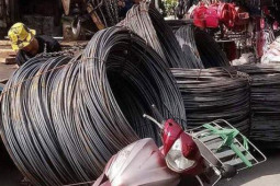 Tin tức trong ngày - TP HCM: 5 cuộn sắt rơi xuống đường, người phụ nữ vứt xe, nhảy ra ngoài