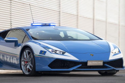 Cảnh sát Italia dùng siêu xe Lamborghini để chuyển món quà Giáng sinh cực kỳ đặc biệt
